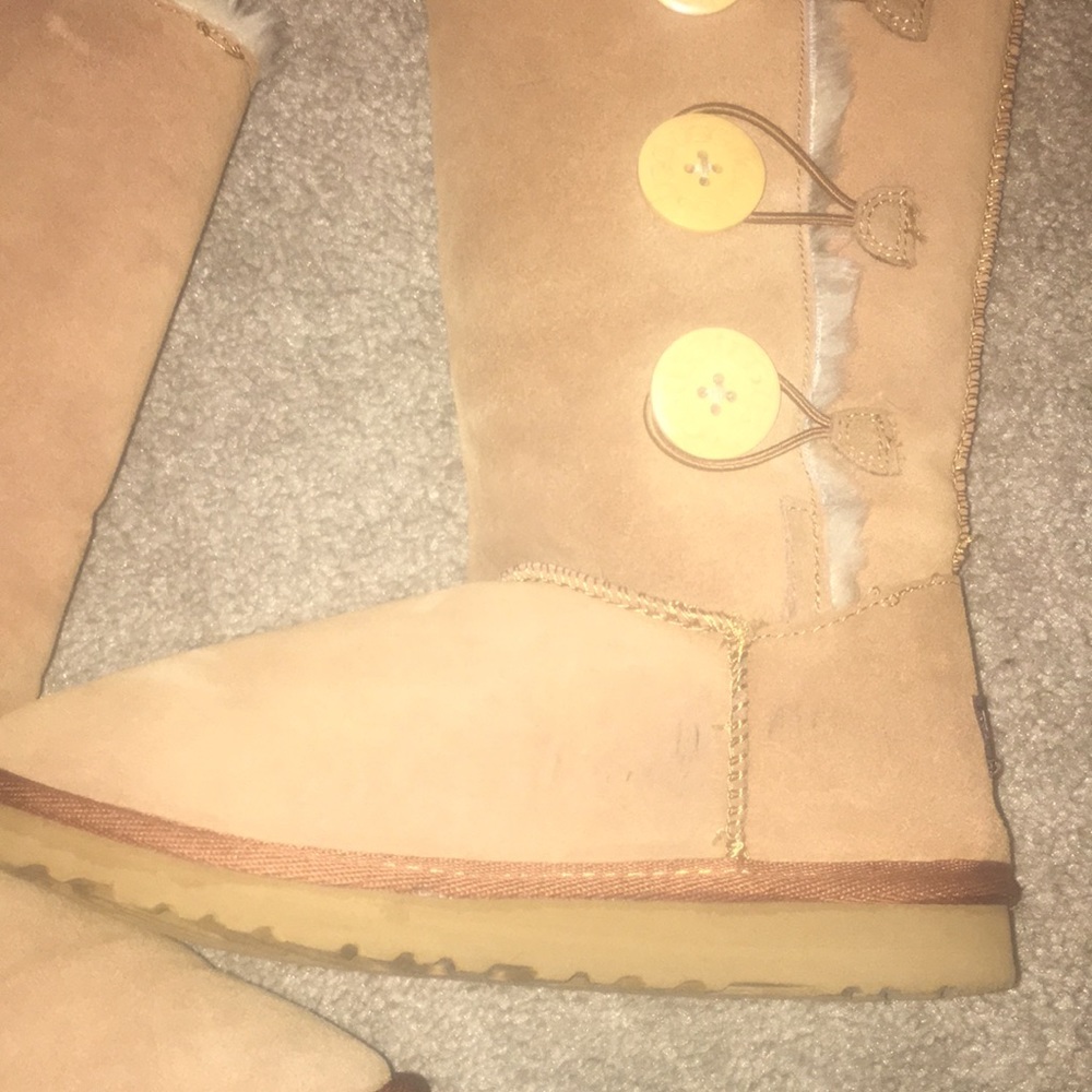 UGG tall tan fur boots with buttons - Picture 4 of 4
